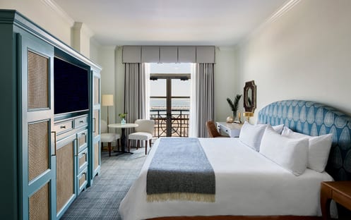 Deluxe King Balconette (1 King Bed)